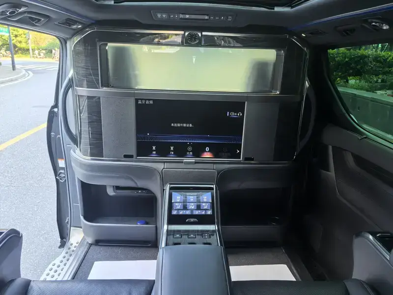 2020 Lexus LM с пробегом 118 000 км