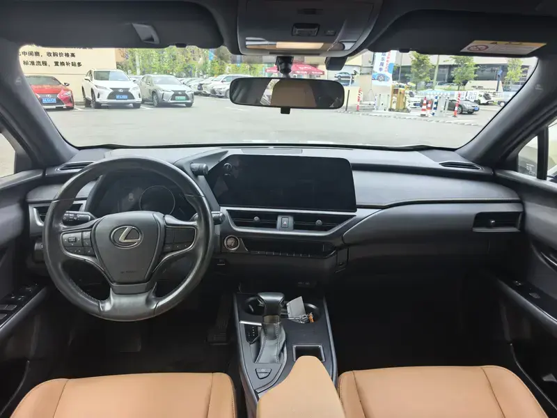2022 Lexus UX с пробегом 32 000 км