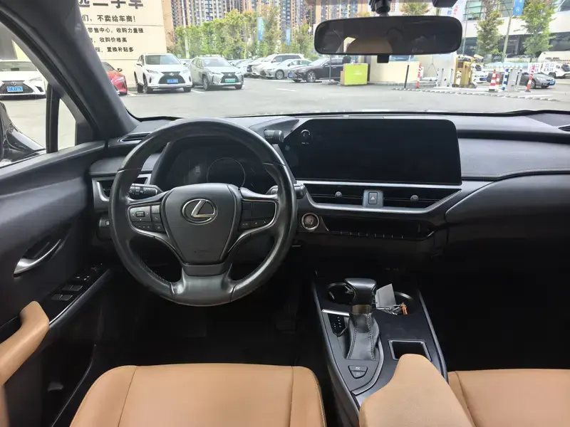 2022 Lexus UX с пробегом 32 000 км