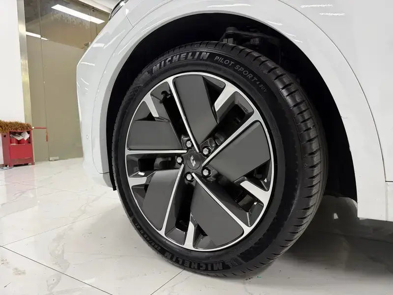 2025 Li Auto (Lixiang) L7 с пробегом 9 500 км