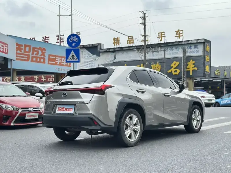 2020 Lexus UX с пробегом 49 000 км