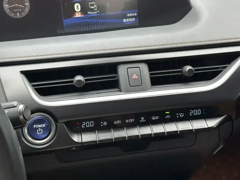 2020 Lexus UX с пробегом 49 000 км