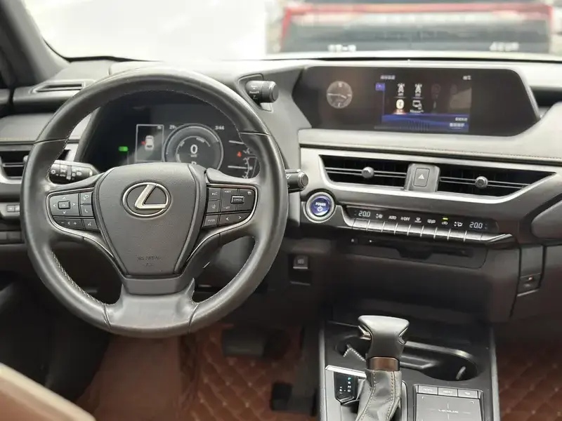 2020 Lexus UX с пробегом 49 000 км