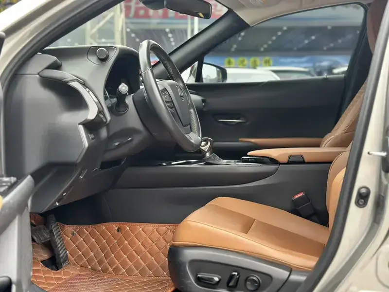 2020 Lexus UX с пробегом 49 000 км