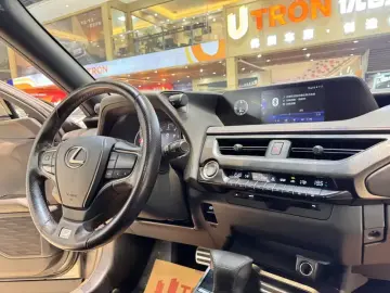 2020 Lexus UX с пробегом 45 600 км