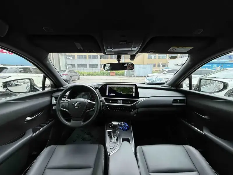2022 Lexus UX с пробегом 32 000 км