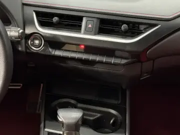 2020 Lexus UX с пробегом 47 000 км