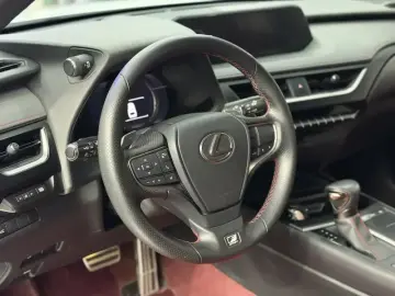 2020 Lexus UX с пробегом 47 000 км