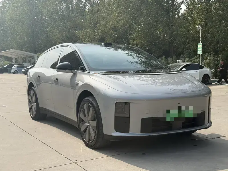 2025 Li Auto (Lixiang) i6 с пробегом 16 900 км