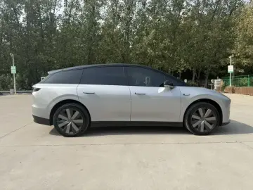 2025 Li Auto (Lixiang) i6 с пробегом 16 900 км