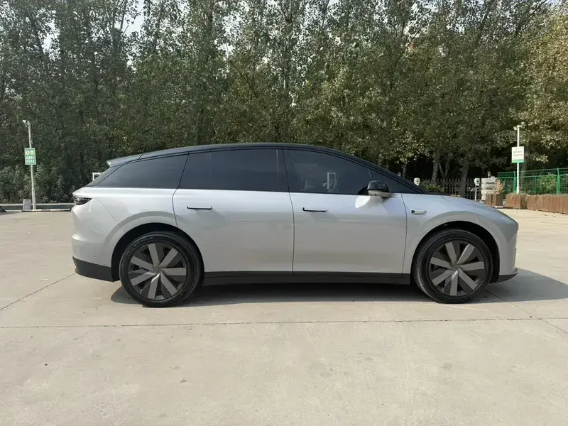 2025 Li Auto (Lixiang) i6 с пробегом 16 900 км