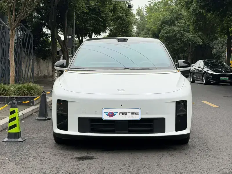 2025 Li Auto (Lixiang) i6 с пробегом 11 000 км