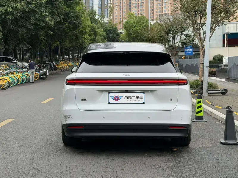 2025 Li Auto (Lixiang) i6 с пробегом 11 000 км