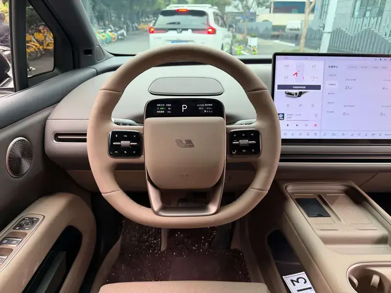 2025 Li Auto (Lixiang) i6 с пробегом 11 000 км