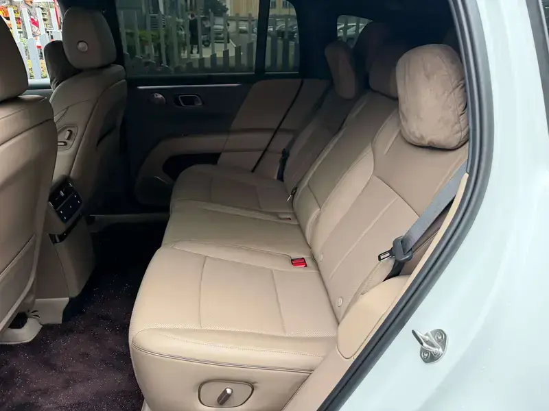 2025 Li Auto (Lixiang) i6 с пробегом 11 000 км
