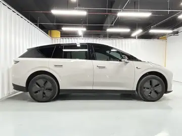 2025 Li Auto (Lixiang) i6 с пробегом 11 900 км