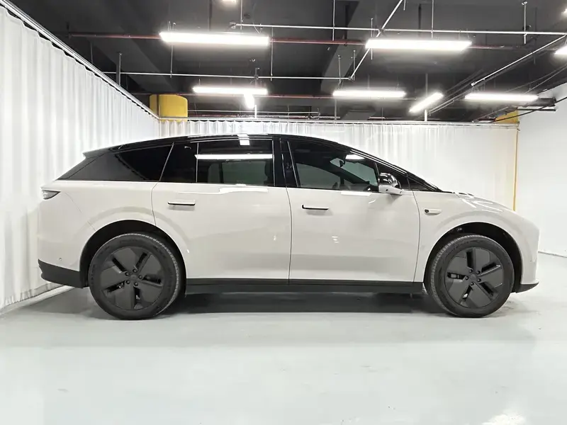 2025 Li Auto (Lixiang) i6 с пробегом 11 900 км