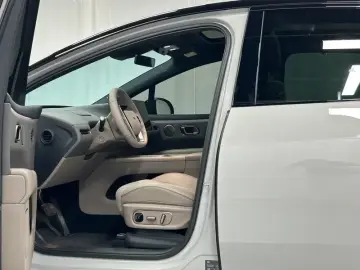 2025 Li Auto (Lixiang) i6 с пробегом 11 900 км