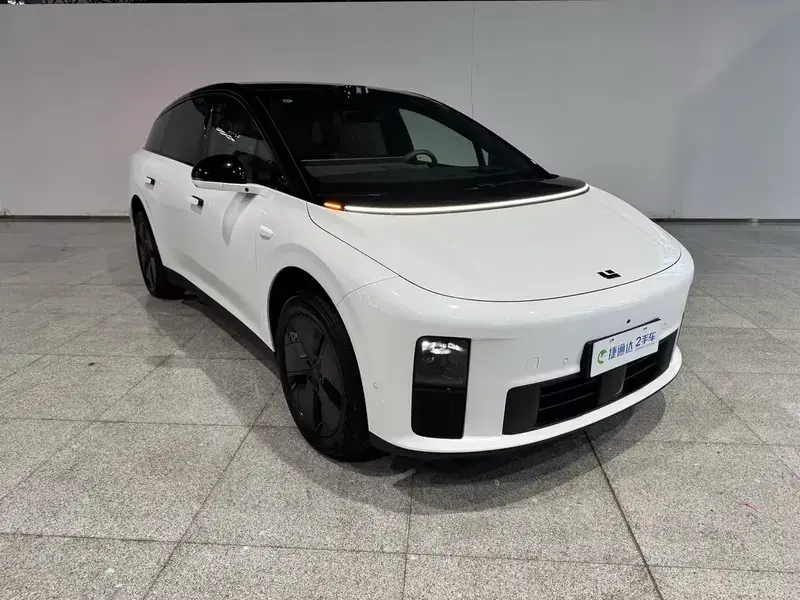 2025 Li Auto (Lixiang) i6 с пробегом 49 000 км