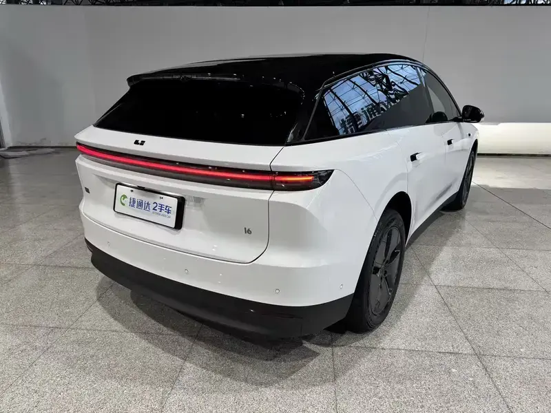 2025 Li Auto (Lixiang) i6 с пробегом 49 000 км
