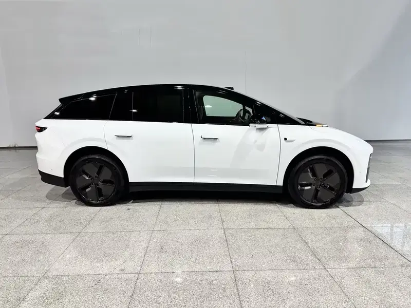 2025 Li Auto (Lixiang) i6 с пробегом 49 000 км