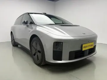2025 Li Auto (Lixiang) i6 с пробегом 5 800 км