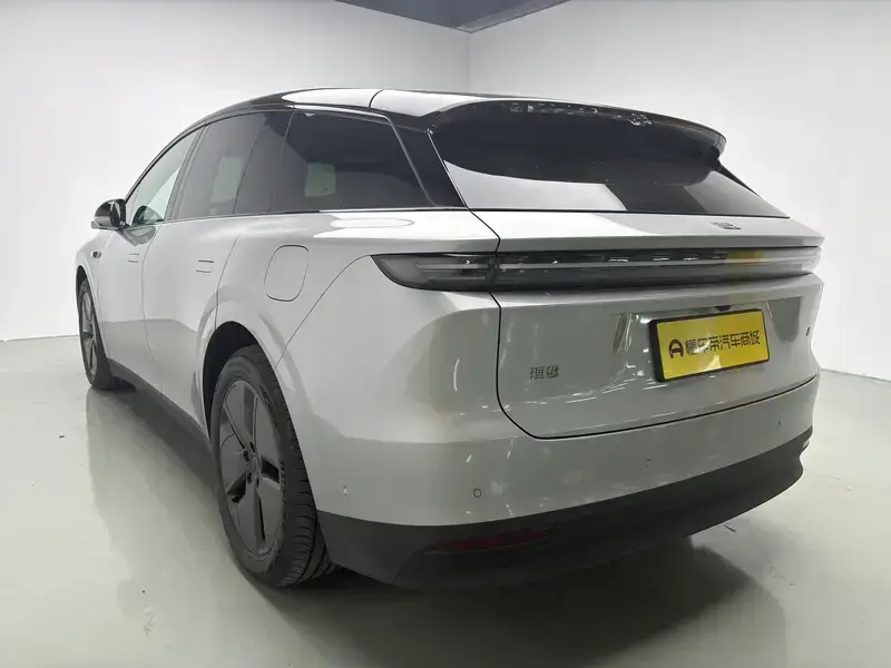 2025 Li Auto (Lixiang) i6 с пробегом 5 800 км