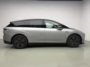 2025 Li Auto (Lixiang) i6 с пробегом 5 800 км