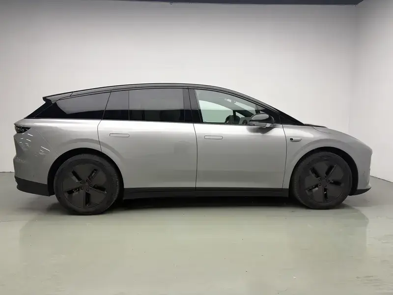 2025 Li Auto (Lixiang) i6 с пробегом 5 800 км