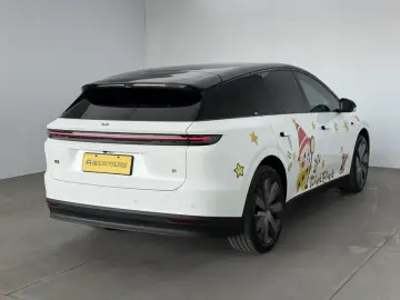 2025 Li Auto (Lixiang) i6 с пробегом 12 000 км