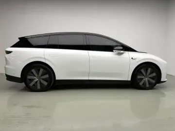 2025 Li Auto (Lixiang) i6 с пробегом 19 700 км