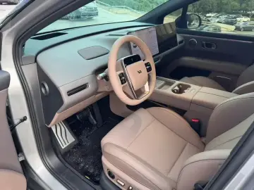 2025 Li Auto (Lixiang) i6 с пробегом 3 900 км