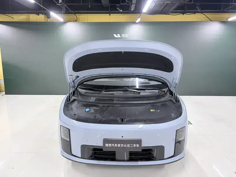 2025 Li Auto (Lixiang) i8 с пробегом 5 400 км