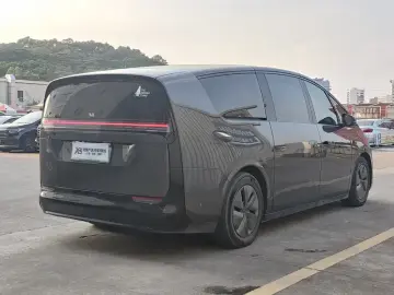 2025 Li Auto (Lixiang) Mega с пробегом 52 000 км