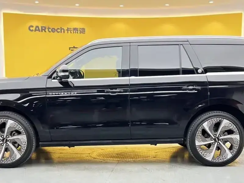 2025 Lincoln Navigator с пробегом 9 000 км
