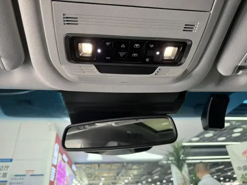 2025 Lincoln Nautilus с пробегом 8 000 км