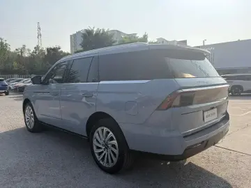 2025 Lincoln Navigator с пробегом 18 000 км