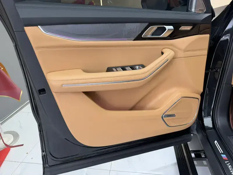 2024 Lynk & Co 09 с пробегом 28 000 км
