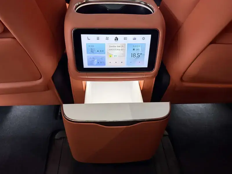 2025 Lynk & Co 900 с пробегом 9 600 км