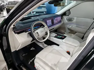 2025 Lynk & Co 900 с пробегом 11 300 км