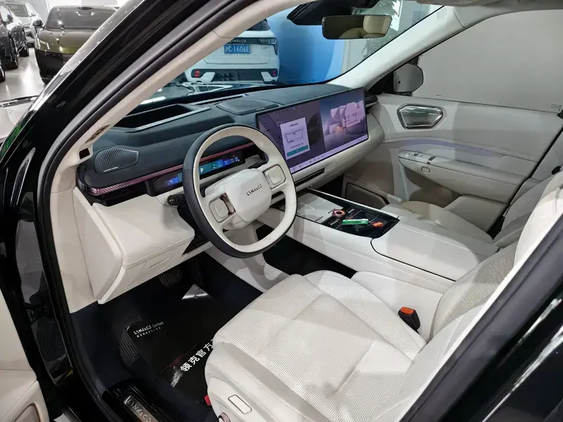 2025 Lynk & Co 900 с пробегом 11 300 км
