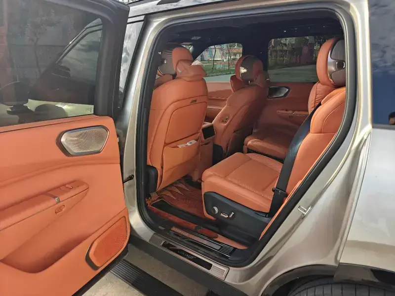 2025 Lynk & Co 900 с пробегом 14 000 км