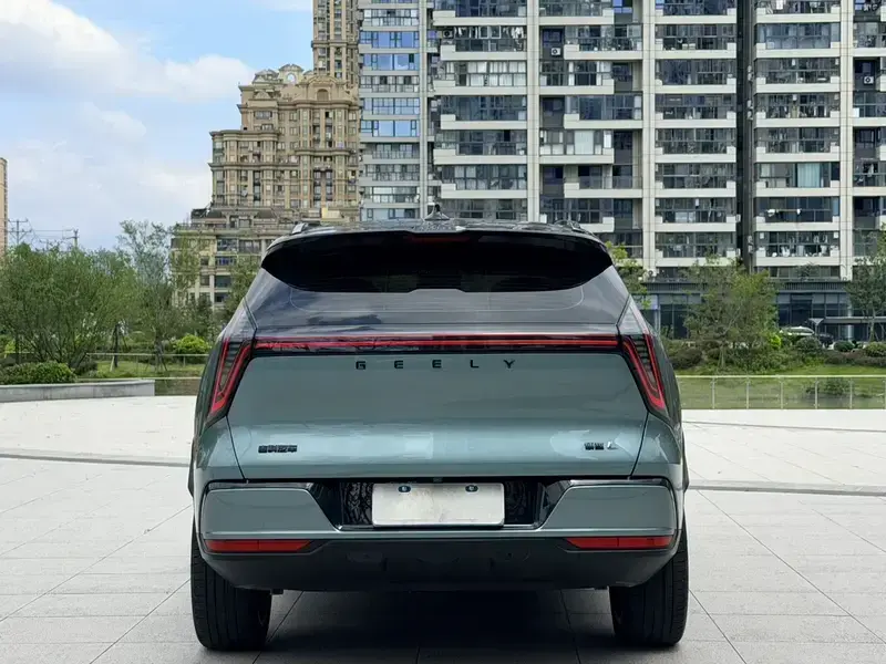 2025 Geely Boyue L с пробегом 13 000 км