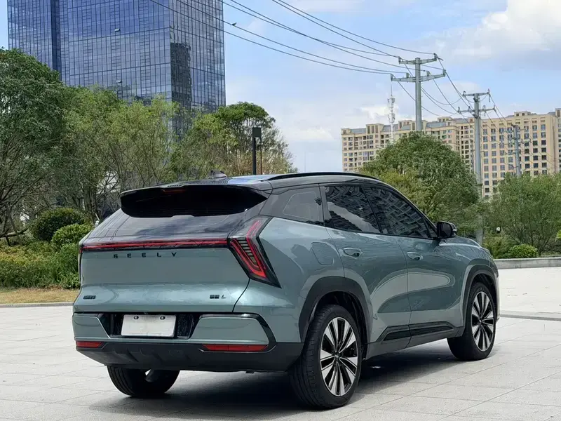 2025 Geely Boyue L с пробегом 13 000 км