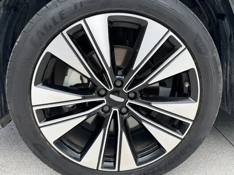 2025 Geely Boyue L с пробегом 13 000 км
