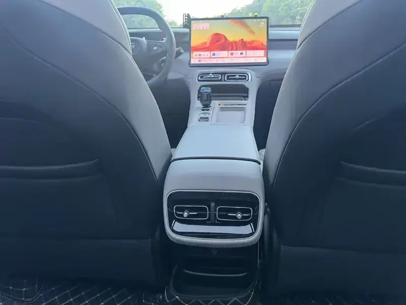 2025 Geely Boyue L с пробегом 10 000 км