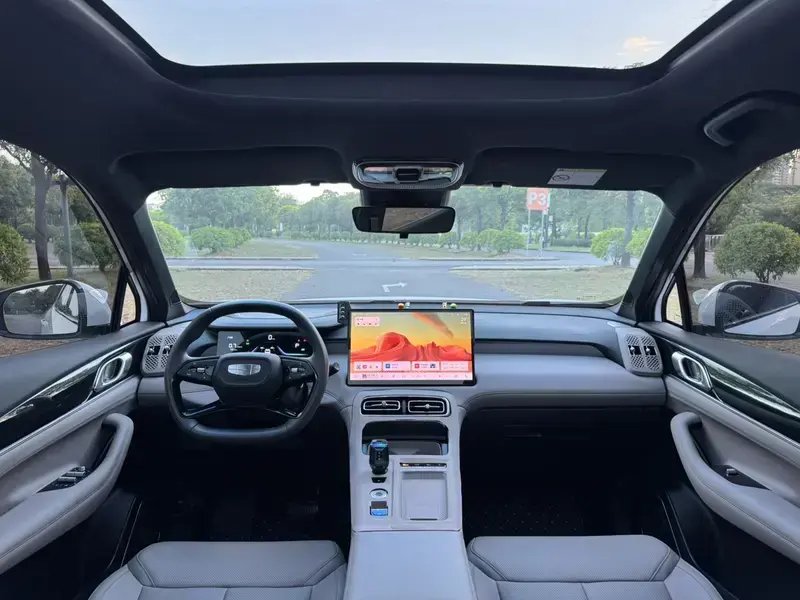2025 Geely Boyue L с пробегом 10 000 км