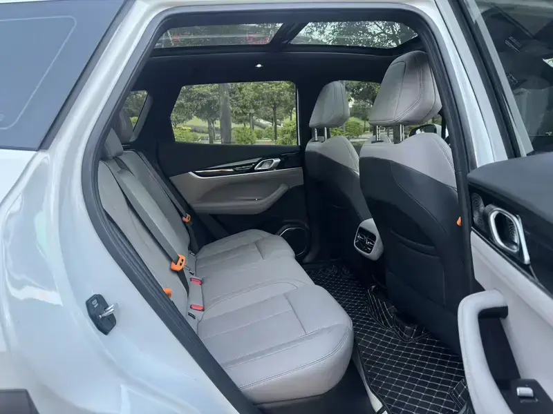 2025 Geely Boyue L с пробегом 10 000 км