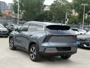 2025 Geely Boyue L с пробегом 4 000 км