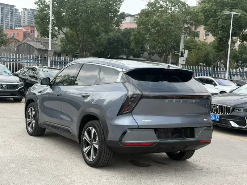 2025 Geely Boyue L с пробегом 4 000 км